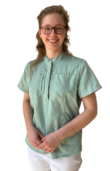 Rebecca Pelz Junge Frau mit Brille in einem mintgrünen Oberteil, lächelt und steht mit gefalteten Händen.